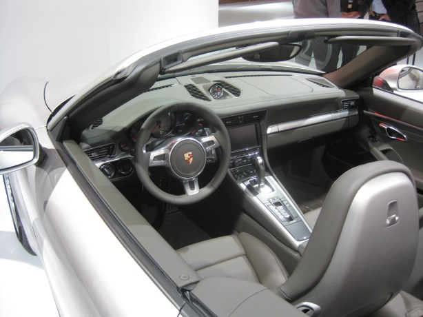 Except for a special torque split gauge, in the instrument panel, the interior of the 911 Carrera 4S is the same as the "regular" 911 Carrera.