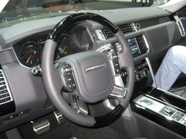 The instrument panel and dash of the 2013 Range Rover Supercharged Autobiography