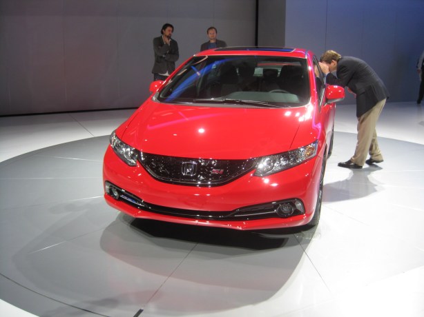 The 2013 Honda Civic Si gets a blacked-out grille for a more sporty look.
