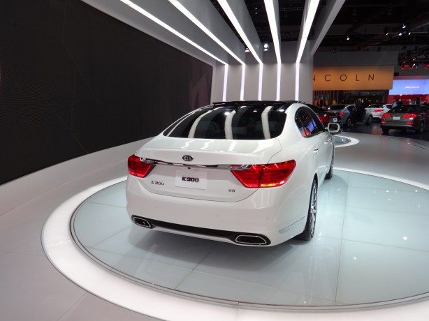 LAAutoShow Day 2 (7) Kia K900 rear