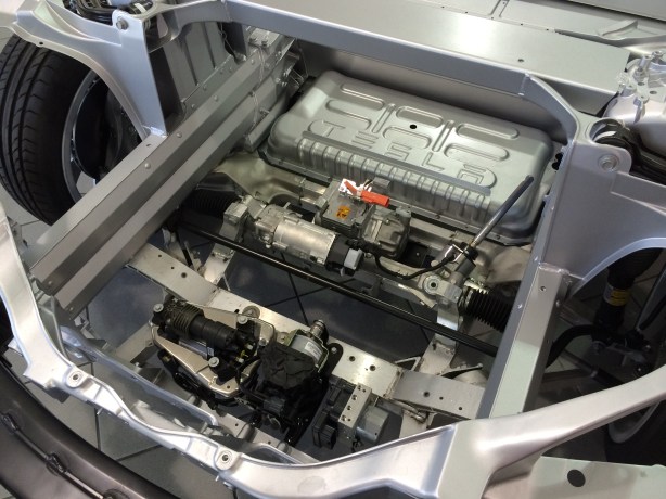 This close up of the front mechanics shows the power steering module and steering rack. Certainly not the usual complicated packaging you would find in a conventional internal combustion engine car. 